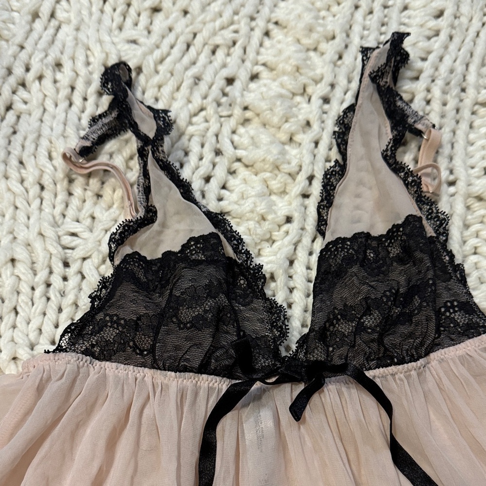 Chic Lace-Accented Chemise in Soft Pink and Black - Picture 2 of 4